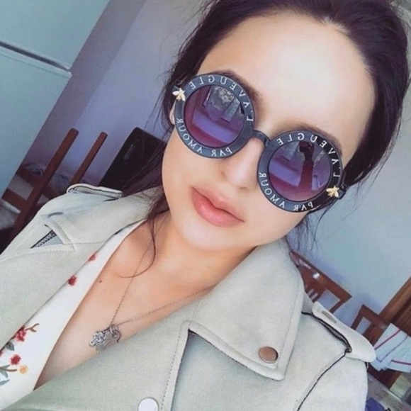 L'Aveugle Par Amour Round Bee Vintage Word Letter Black Unisex Sunglasses - Picture 4 of 4